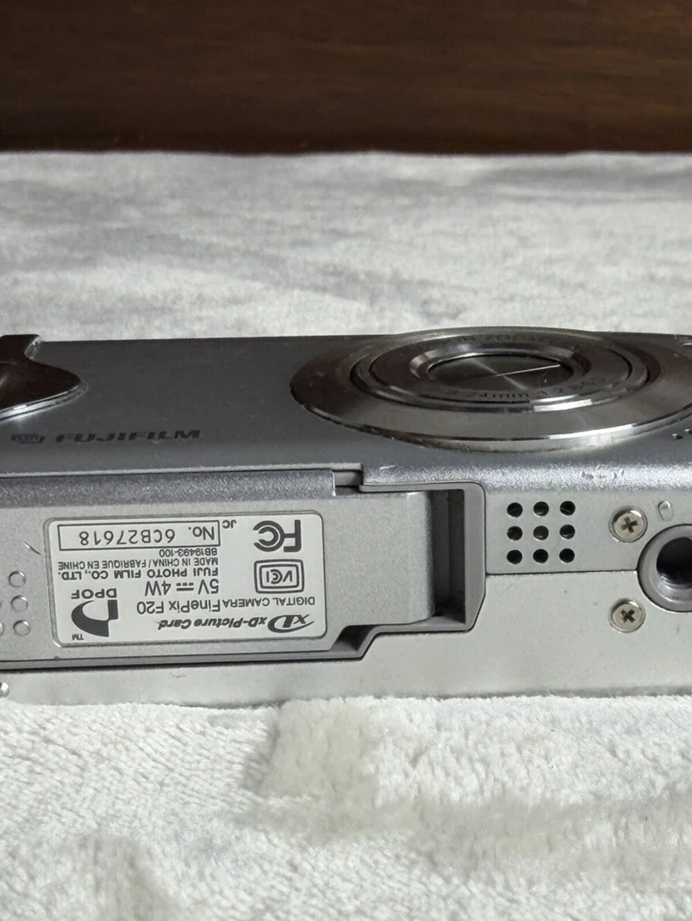 Fujifilm FinePix F20 Silver 6.3MP Digital Camera Battery Charger Case TESTED